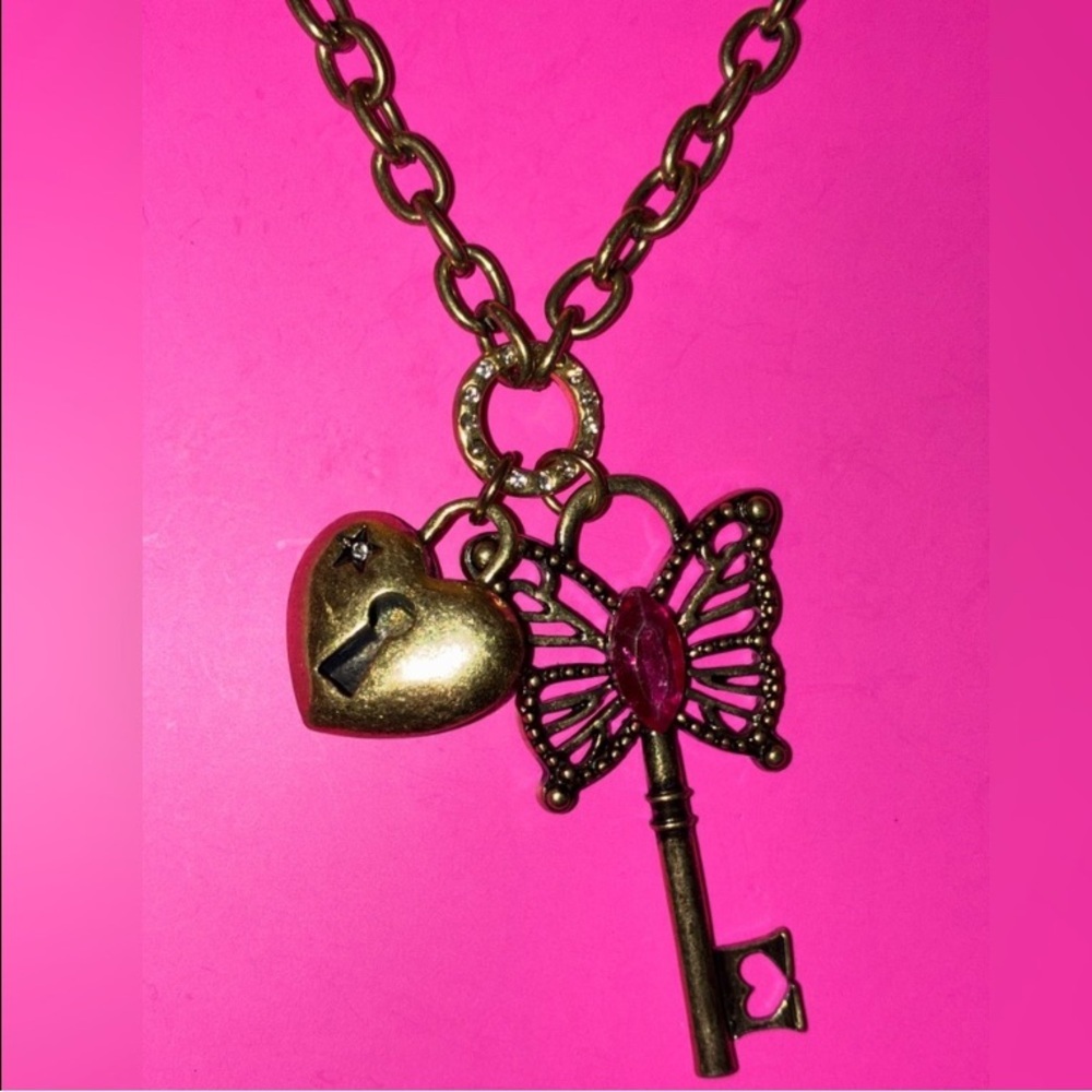 BETSEY JOHNSON Butterfly Key and Lock Pendant Boho Hippie Antiqued Necklace NWT - Picture 5 of 9